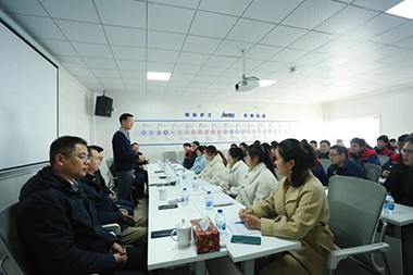 2023 m., nauja kelionė Jwell Machinery pirmininkas He palinkėjo visiems darbuotojams laimingų Naujųjų metų Zhejiang gamykloje!